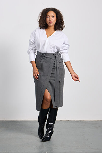 LUOKK PALAMO Sabit Kemer Detaylı Anvelop Kapamalı Cepli Büyük Beden Midi Etek...