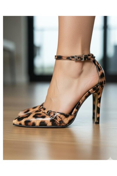 bitangosu "Every Step Has Its Character: Every Path Is a Story." This Stiletto Doesn'T Just Walk; It Leaves an Imprint.