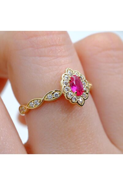 FasekGold Gümüş Yüzük - Oval Ruby Taşlı Yanları Zirkon Taşlarla Süslemeli Işı...