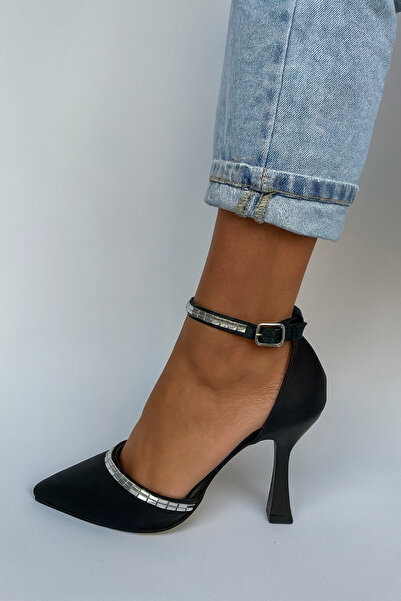 Aslının Butiği حذاء نسائي من جينيفر مطرز بالحجر الساتان (9 سم) بكعب عالٍ