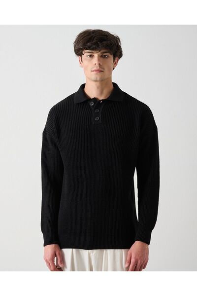 İLKCET MODA Огромна черна пуловер с ребра, яка и три копчета