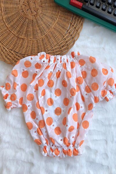 dinamik çocuk Дівчача коротка блузка з гумкою та бродеризацією в горошок
