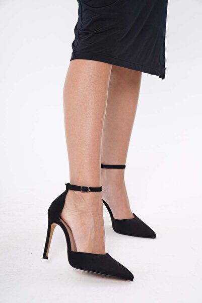 nuvilo حذاء نسائي أسود من جلد الغزال بكعب رفيع 10.5 سم وحزام وطرف مدبب