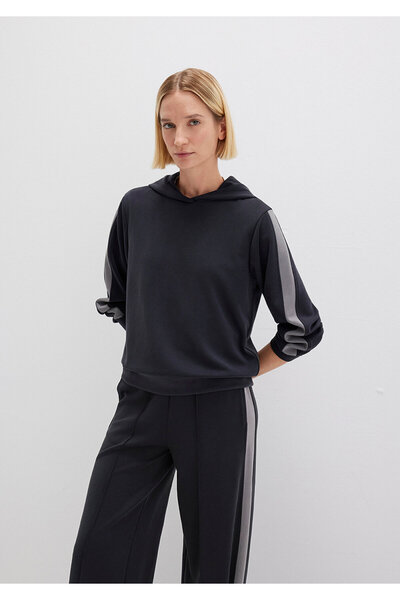 Mavi Суитшърт с качулка Tencel™ Modal в черно с ребристи детайли 1S10443-900