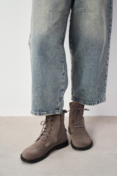 NİŞANTAŞI SHOES Soul Koyu Bej Süet Hakiki Deri Bağcık Detaylı Düz Taban Kadın Bot