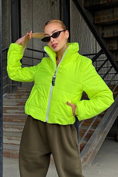 Keyifli Moda Kadın Neon Yeşil Sırtı Taş Baskılı Dik Yaka Kısa Şişme Mont