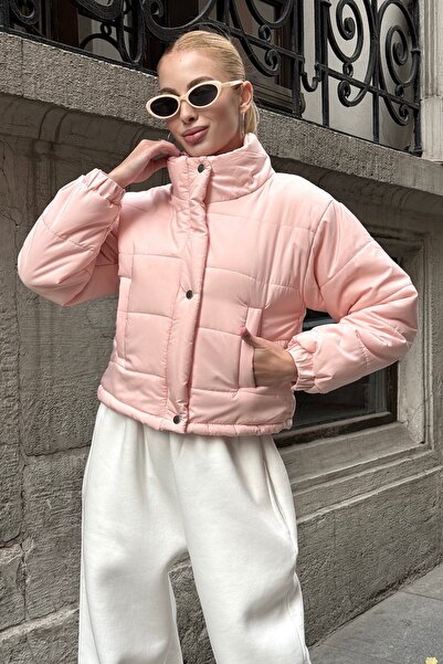 Keyifli Moda Kadın Pudra Dik Yaka Çıtçıtlı Fermuarlı Kısa Şişme Mont