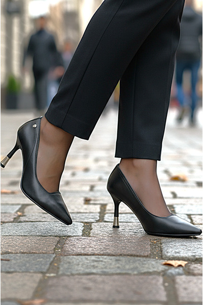 Gökhan Talay حذاء جولييت بكعب نسائي مرن وناعم وغير قابل للانزلاق (8 سم) باللون الأسود