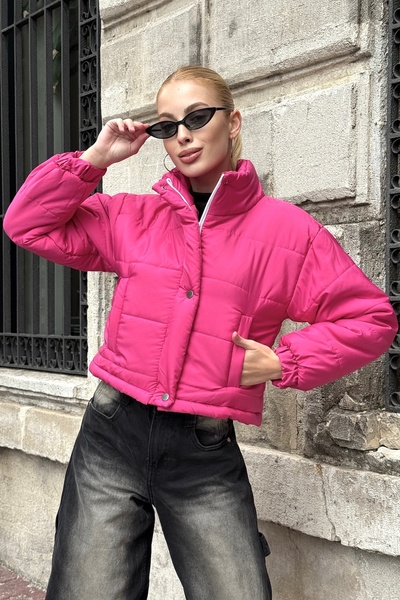 Keyifli Moda Kadın Pembe Dik Yaka Çıtçıtlı Fermuarlı Kısa Şişme Mont