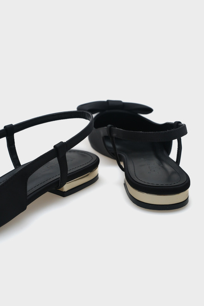 Capone Outfitters Dámské baleríny Ania se špičatou špičkou se saténovým otevřeným zadním dílem