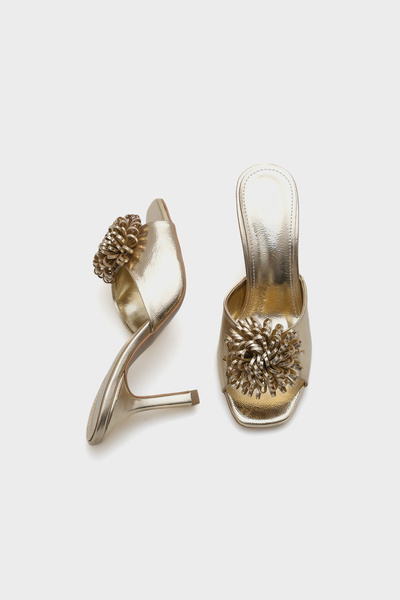 Capone Outfitters Lory közepes sarkú virágos metál női papucs