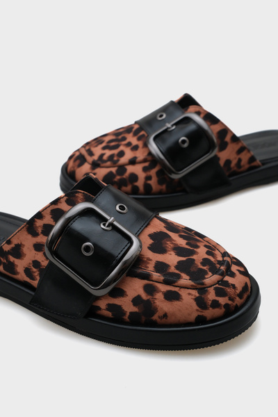 Capone Outfitters Γυναικείες παντόφλες με κλειστή πόρπη Melany