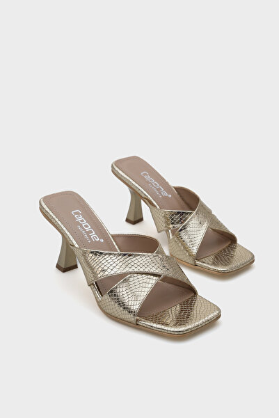 Capone Outfitters شبشب نسائي من Mavis بمقدمة مدببة ونمط ثعبان وحزام متقاطع وكعب متوسط ​​ميتاليك