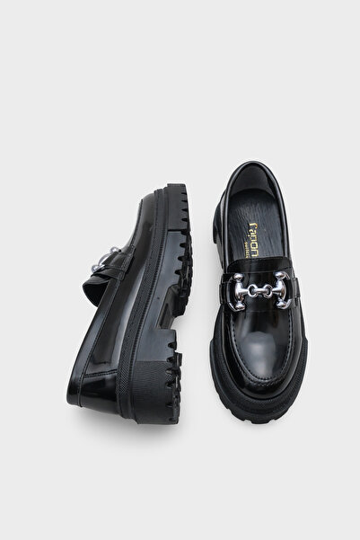 Capone Outfitters Oval Burunlu Metal Tokalı Trak Tabanlı Kadın Rugan Siyah Loafer