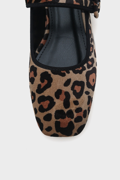 Capone Outfitters Women's Buckle Detailed Leopard Velvet Ballerinas