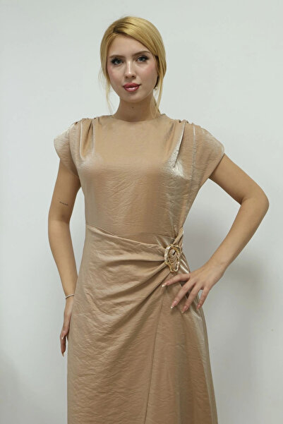 lodmela Μαλακό σατέν μίντι φόρεμα με λεπτομέρεια με κούμπωμα και ντραπέ 6042-Μπεζ