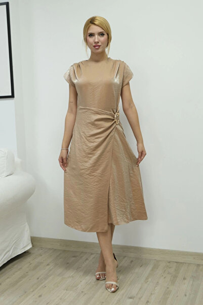 lodmela Μαλακό σατέν μίντι φόρεμα με λεπτομέρεια με κούμπωμα και ντραπέ 6042-Μπεζ