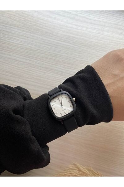 QUARTZ ساعة يد نسائية ريترو مينيمال فينتاج باللون الأسود من السيليكون موديل bb0082