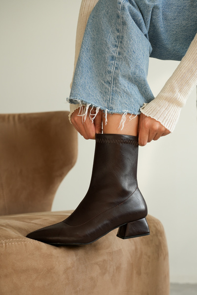 Savves Kahve Cilt Sivri Burun Ortadan Dikişli Topuklu Bot