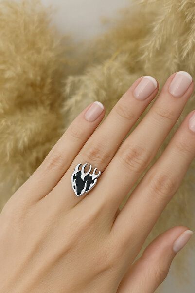 Herşey Nota Black Flame Heart Ring – the Symbol of Passion, Power, and Rebellious Grace