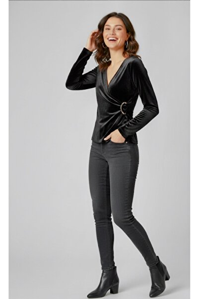 rushana Kadın kruvaze yaka yandan aksesuarlı kadife kumaş bluz