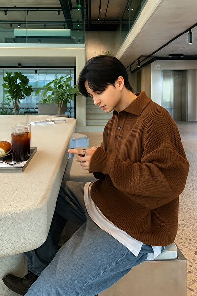 Tarz Cool Мъжки кафяв пуловер с редовна яка и копчета