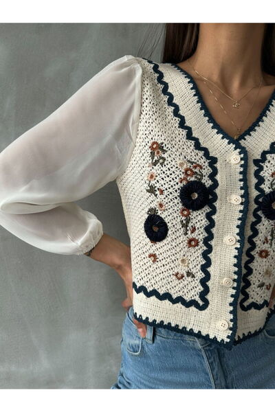 FancyWorld Short Cream Blouse with Chiffon Sleeves and Buttoned Lace Embroidery