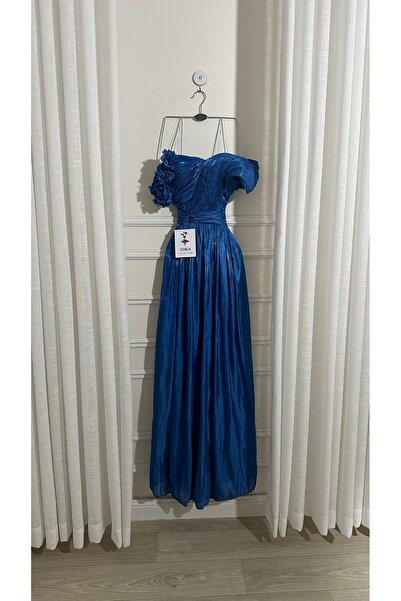 Onila Aziza's elegant dress