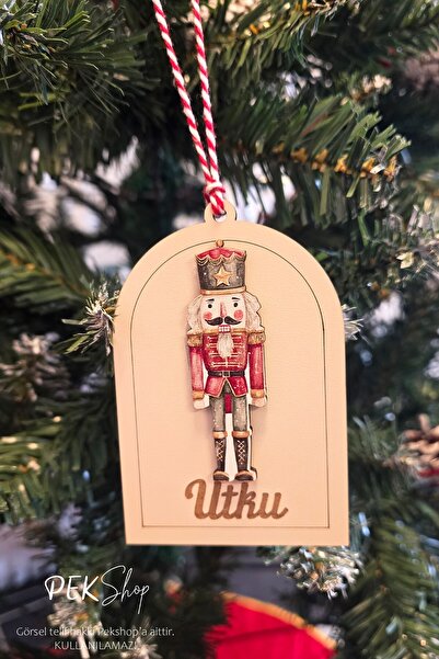 PEKSHOP İsme Özel Kurşunasker Figürlü Ahşap Yılbaşı Ağaç Süsü İsimli Çam Ağac...