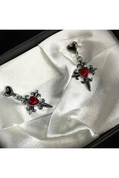 DÜKKAN DESİGN KALP TAŞLI GOTİK HAÇ KÜPE