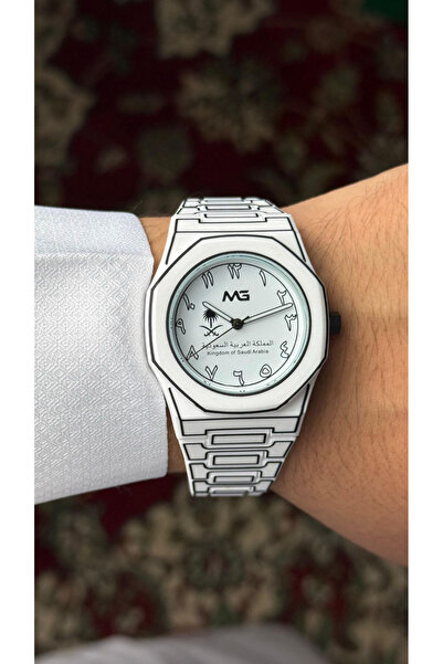 CN A youthful watch with an elegant carbon design bearing the logo of the Kingdom of Saudi Arabia, water-resistant.