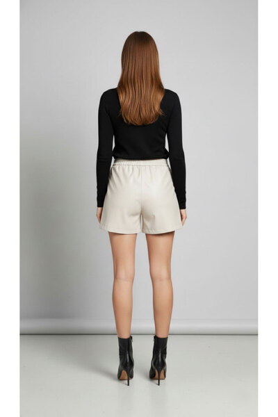 SUHIS Γυναικείο σορτς από ψεύτικο δέρμα σε ανοιχτό λευκό χρώμα