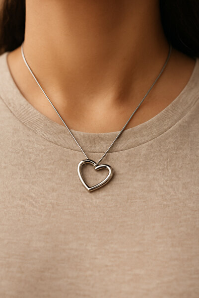 The Store of Ours قلادة نسائية من الفولاذ المقاوم للصدأ بلون فضي مع تفاصيل عل...