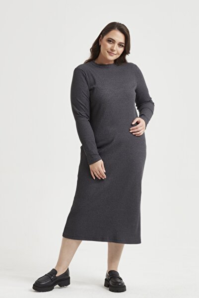 Moda Alba Γυναικείο φόρεμα καπνιστό με μεγάλο μέγεθος, με σχισμή στο πλάι και κολιέ