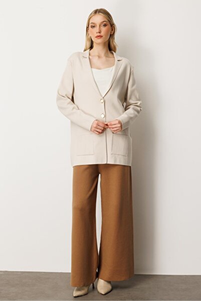 Mutlu Ertan سترة تريكو نسائية بتفاصيل أزرار حجرية 20235