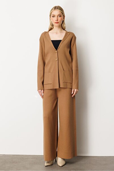 Mutlu Ertan سترة نسائية تريكو مزينة بأزرار لون جملي 20235