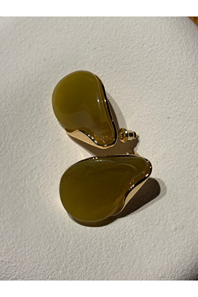 Helia Studio أقراط غير متماثلة بتفاصيل ذهبية خضراء من موديل MNG