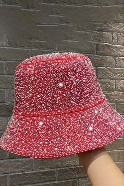 TAKIŞTIR قبعة بتصميم مفصل باللون الأحمر مع تفاصيل حجرية