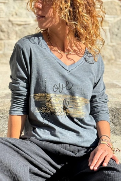 Güneşkızı Ιταλική μπλούζα από βαμβάκι ανθρακί με λαιμόκοψη σε σχήμα V με απαλή υφή B με τύπωμα 70 50