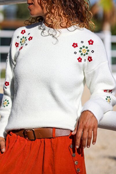 Güneşkızı Ecru Crew Neck Washed Shoulder Embroidered Soft Textured Loose Sweater 60 40