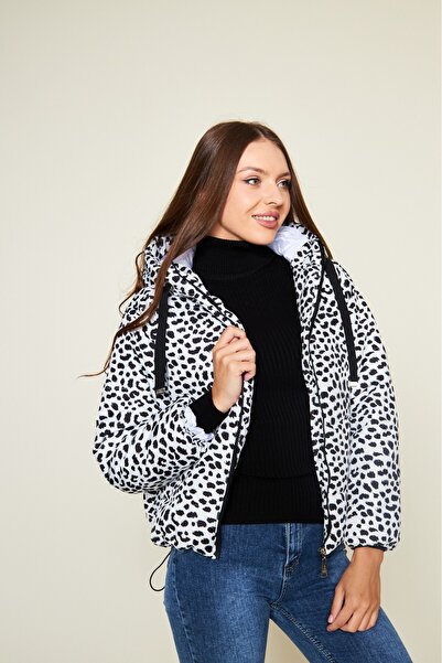 comstar Дамско зимно базово яке с качулка и шарки в бял цвят