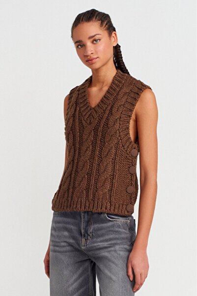 Saade Kahverengi Kadın Saç Örgü Desenli V Yaka Triko Süveter – Yan Düğme Detaylı