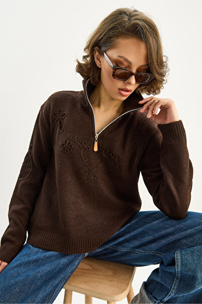 Bianco Lucci Дамски пуловер с изправяща се яка, половин цип и бродерия TK251124 60283716