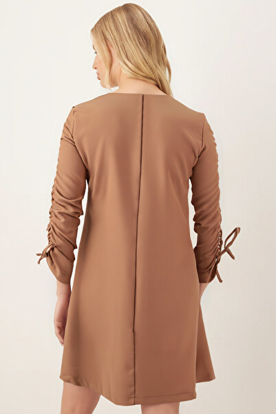 armonika Γυναικείο φόρεμα με μακριά μανίκια με λαιμόκοψη σε σχήμα καμήλας με μανίκια με κορδόνια ARM-26K001033