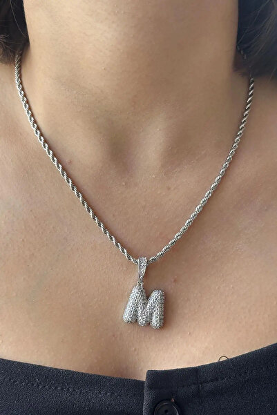 MODA قلادة بحرف M مرصعة بالأحجار الفضية اللون