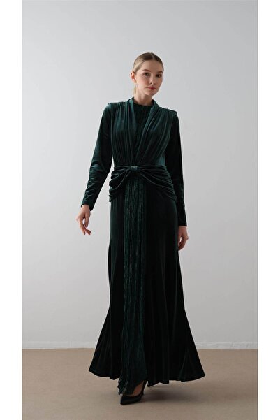 miha Hicran Önal فستان مخملي فضي من الأمام باللون الأخضر