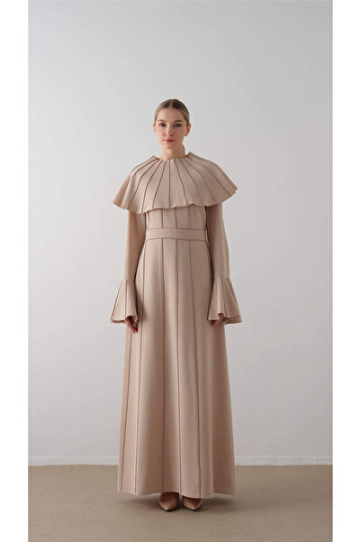 miha Hicran Önal Rochie din crep cu umeri decorati cu pelerina, Bej