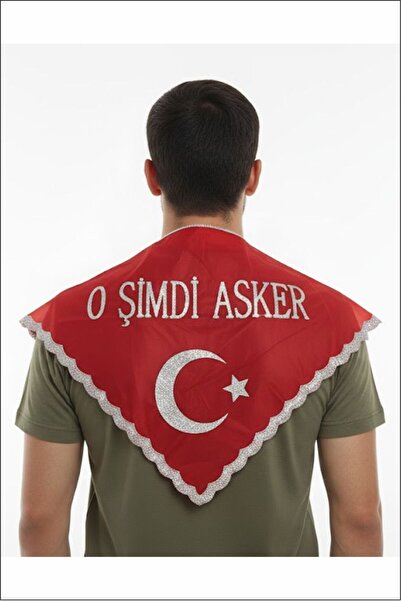 zirve kına „Sada je vojnik“ Napisano na šljokicama, crvena boja sa rukavicama...