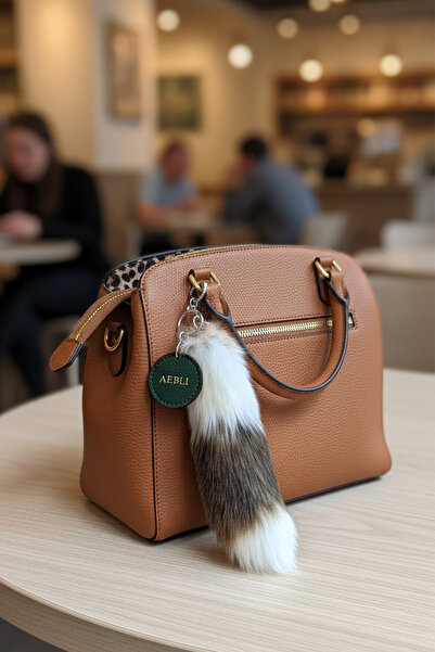 Modex Αξεσουάρ τσάντας με μακρύ φτερό σε ασημί χρώμα (15 εκ.)