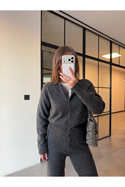 BB Bensu Buyruk طقم تريكو من سترة وبنطلون بياقة دائرية وأزرار بلون الأنثراسيت